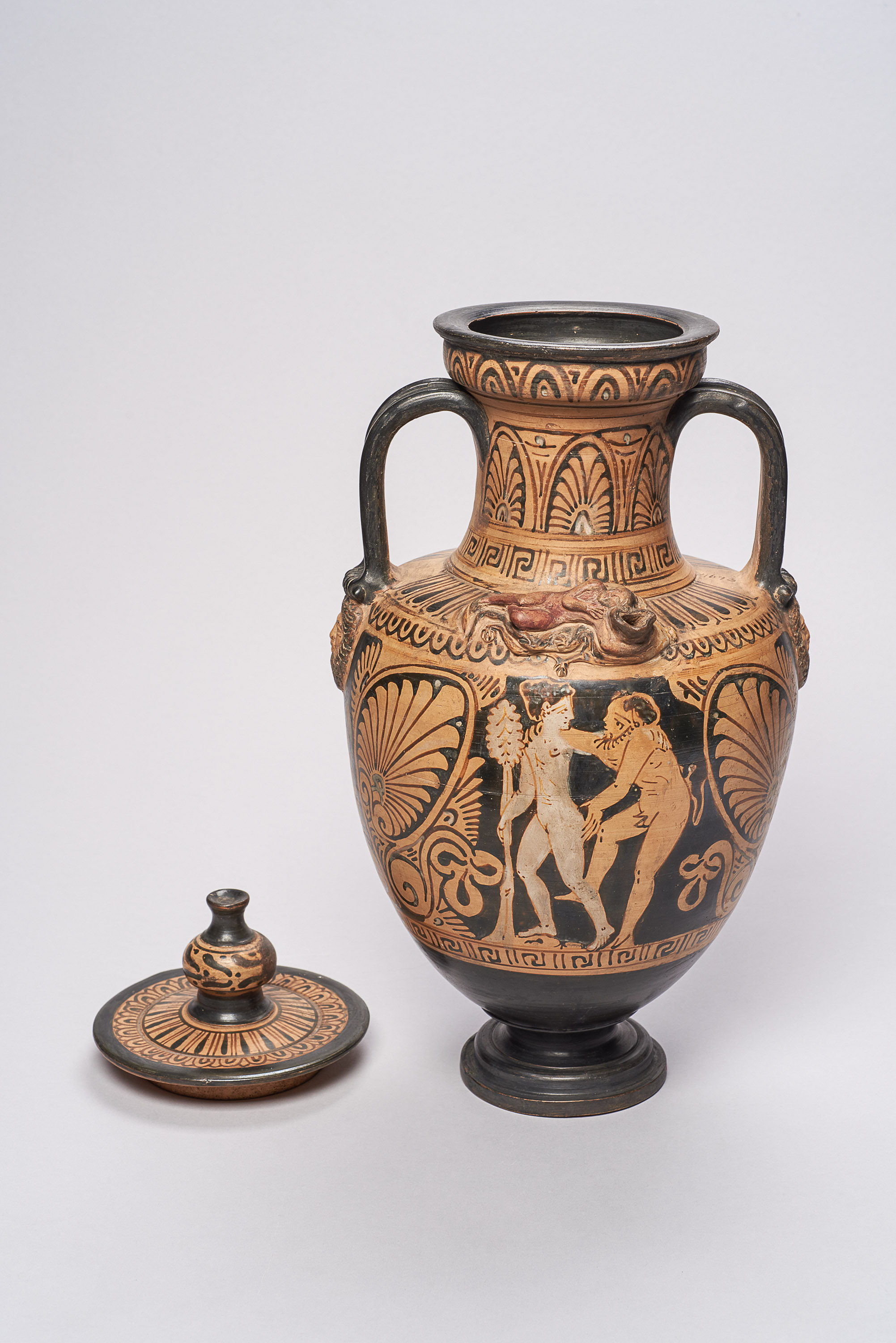 Halsamphora mit Deckel: Satyrn und Mänaden // Mädchen mit Tympanon