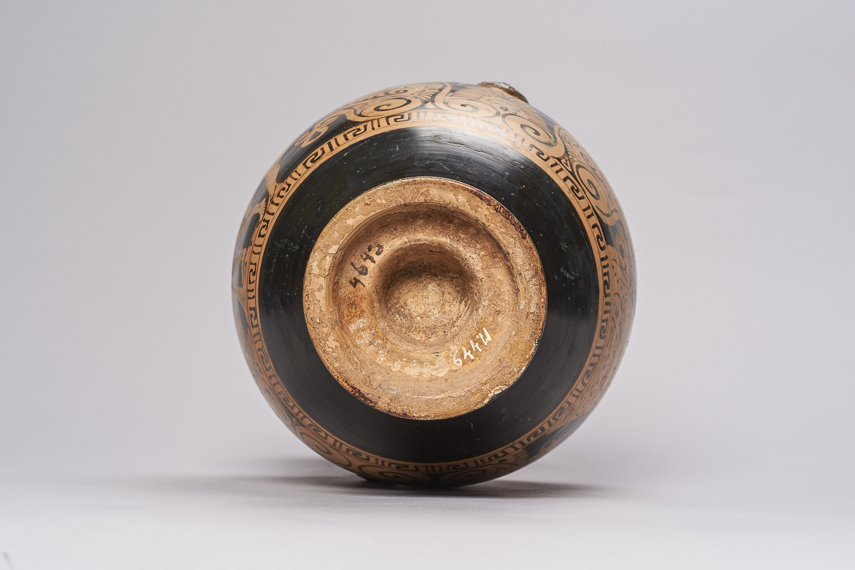 Halsamphora mit Deckel: Satyrn und Mänaden // Mädchen mit Tympanon