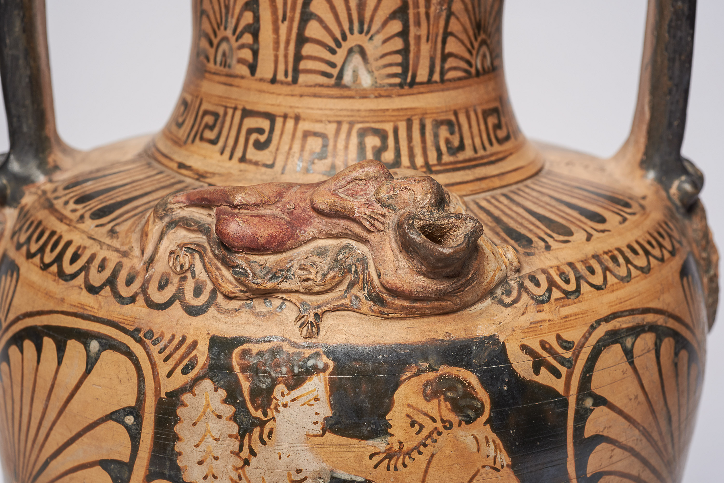 Halsamphora mit Deckel: Satyrn und Mänaden // Mädchen mit Tympanon