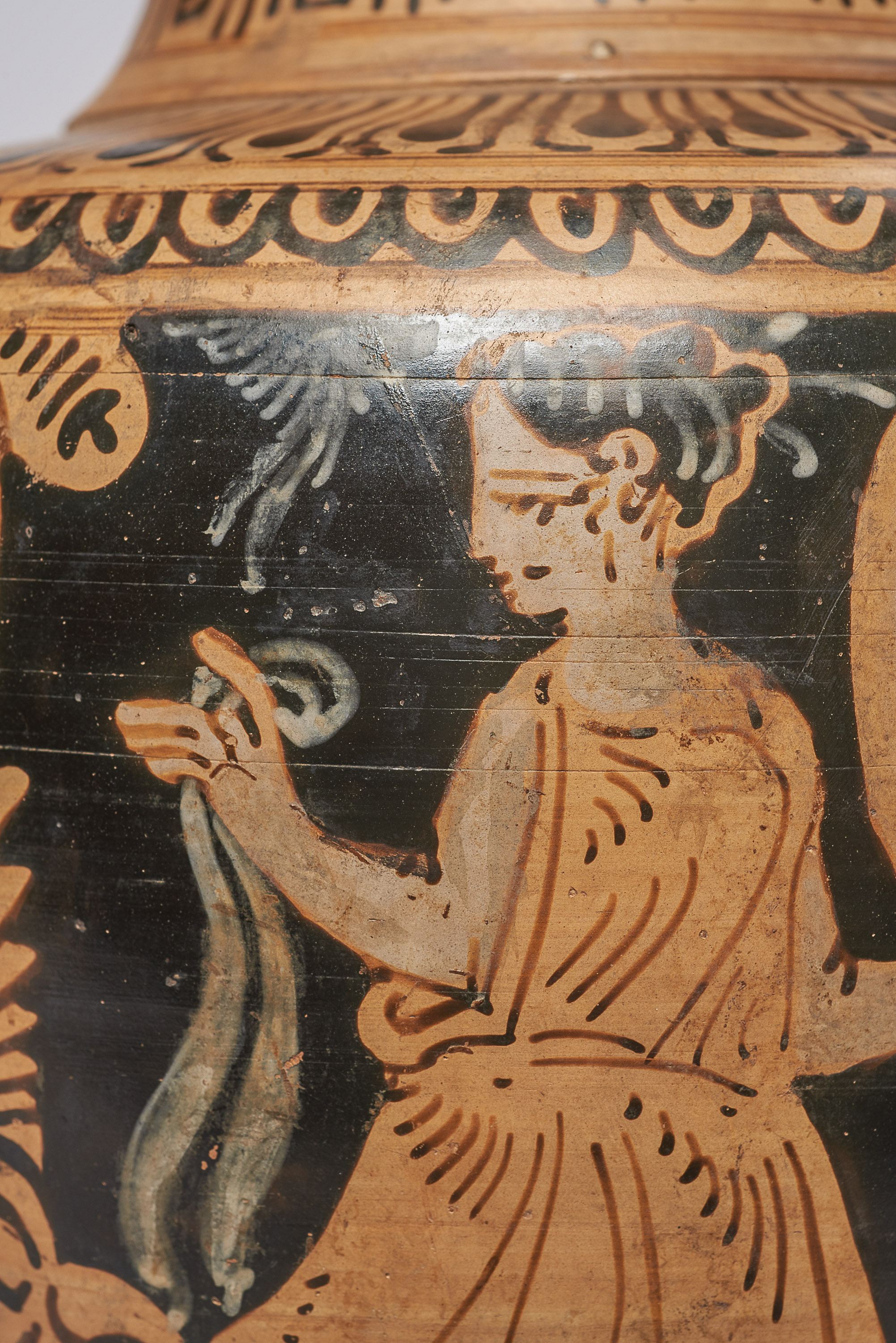 Halsamphora mit Deckel: Satyrn und Mänaden // Mädchen mit Tympanon