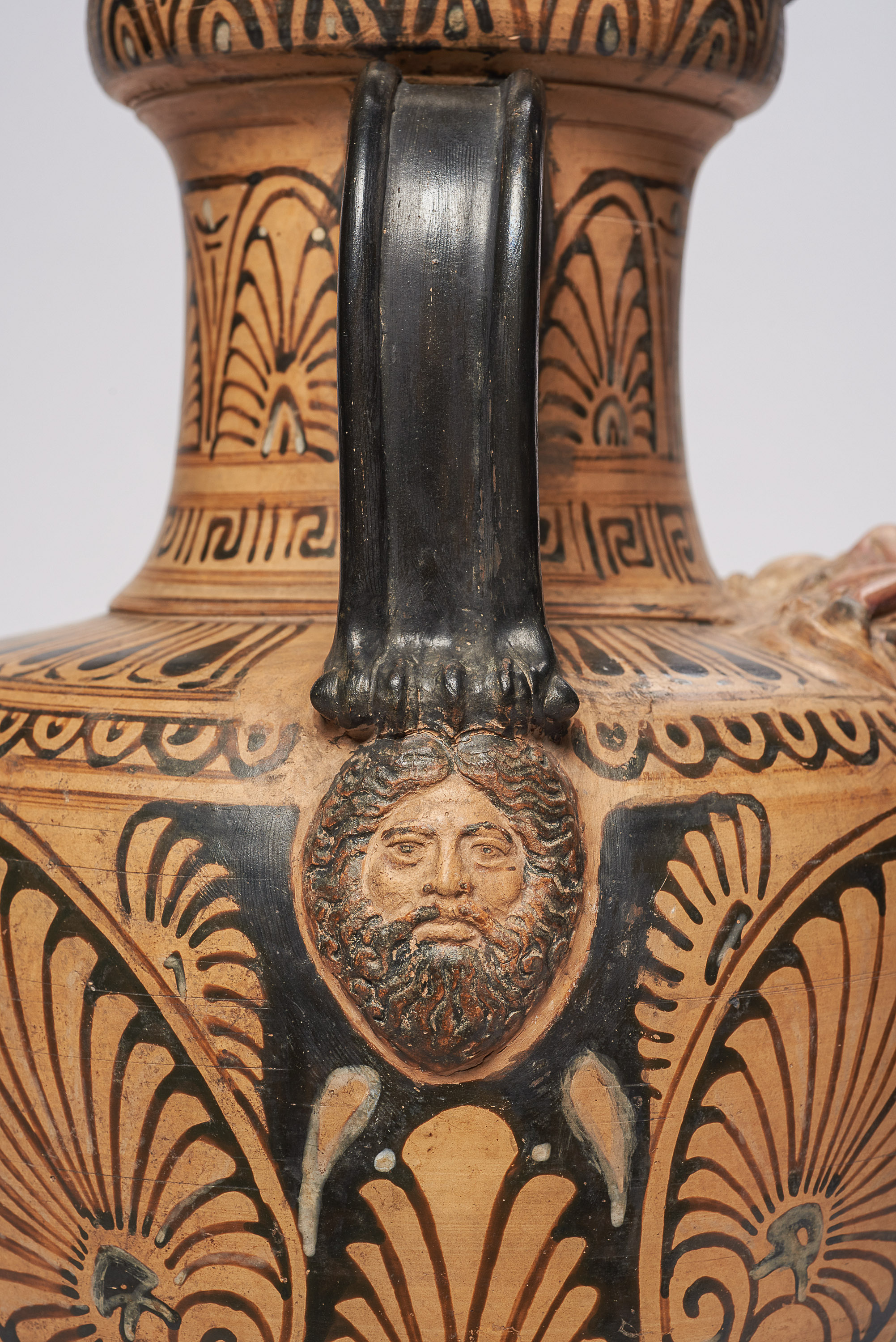 Halsamphora mit Deckel: Satyrn und Mänaden // Mädchen mit Tympanon