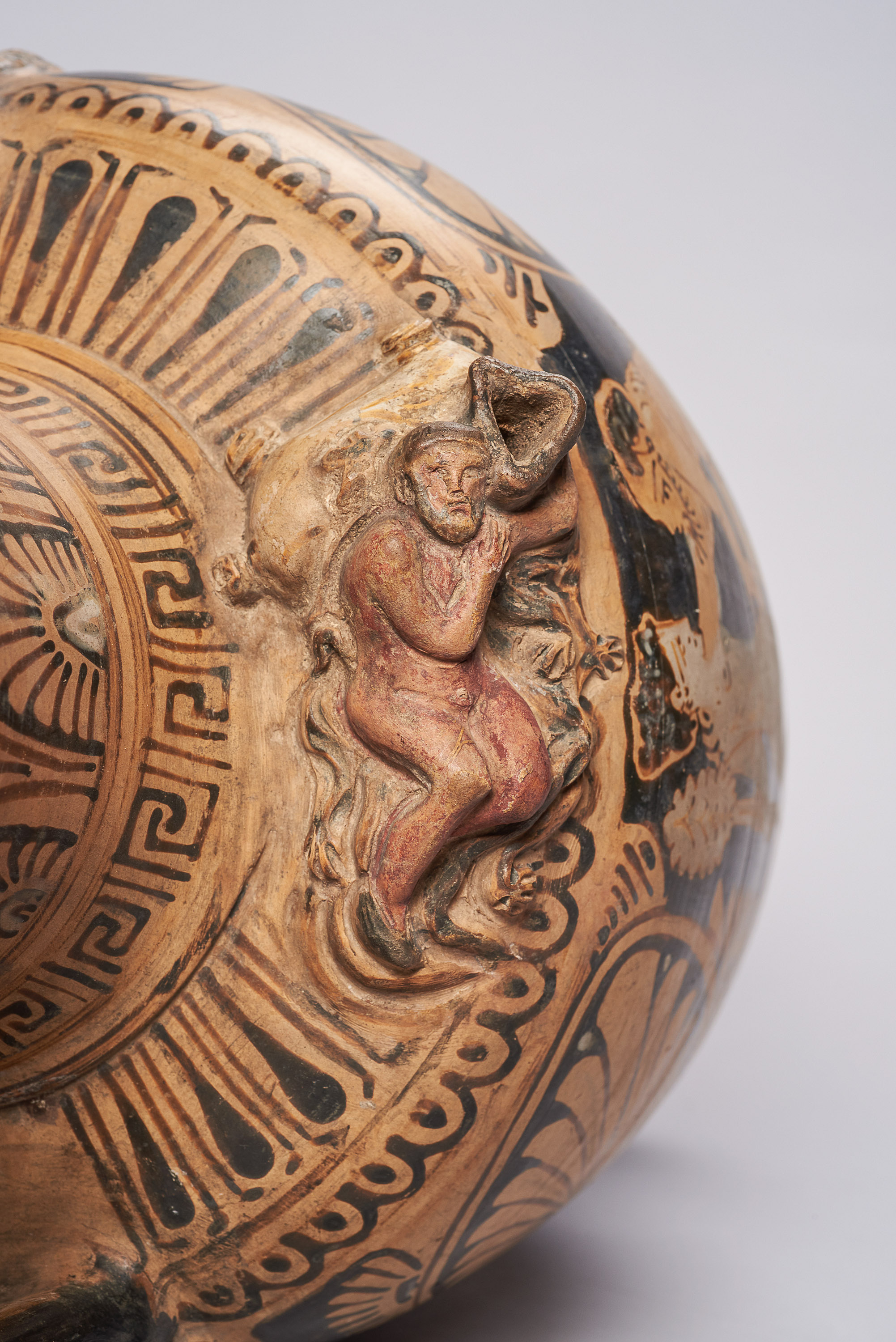 Halsamphora mit Deckel: Satyrn und Mänaden // Mädchen mit Tympanon