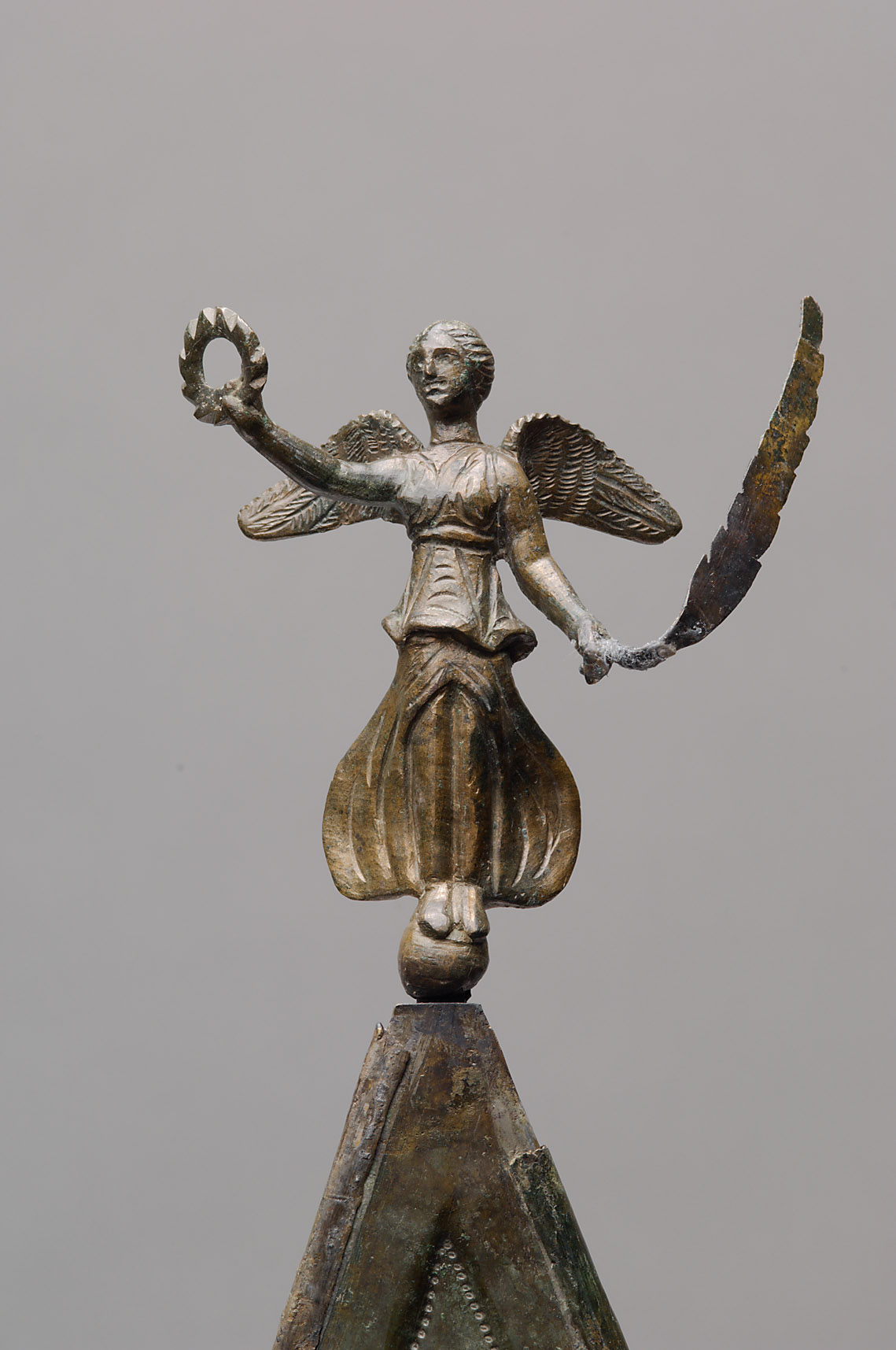 Doppelseitige Dreiecktafel: Jupiter Dolichenus, Juno Regina