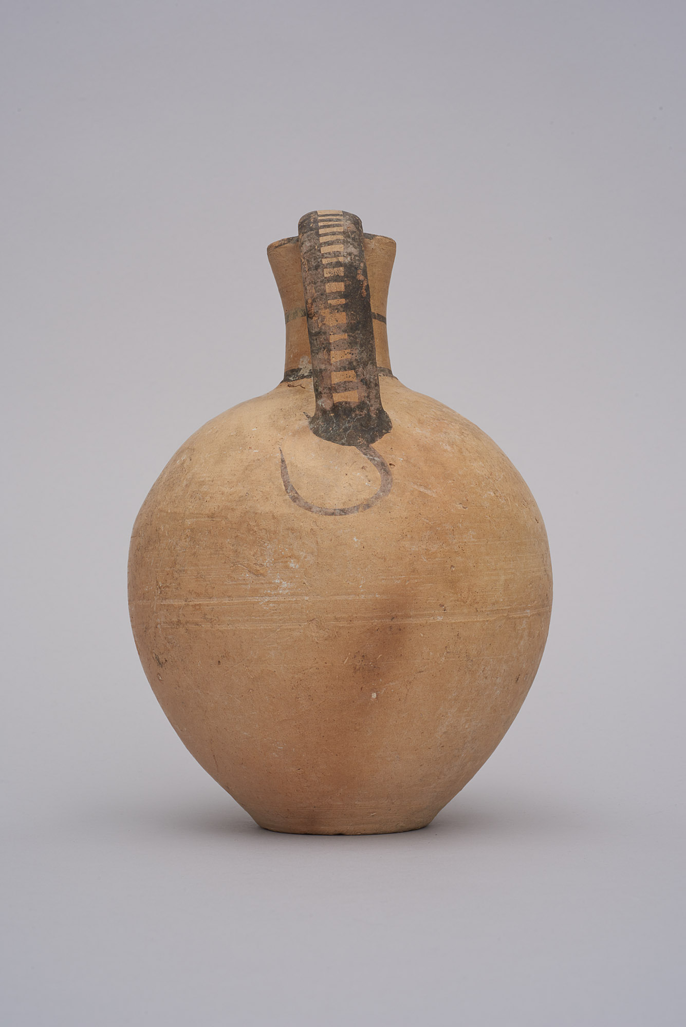 Kanne mit Kleeblattmündung der White Painted III Ware