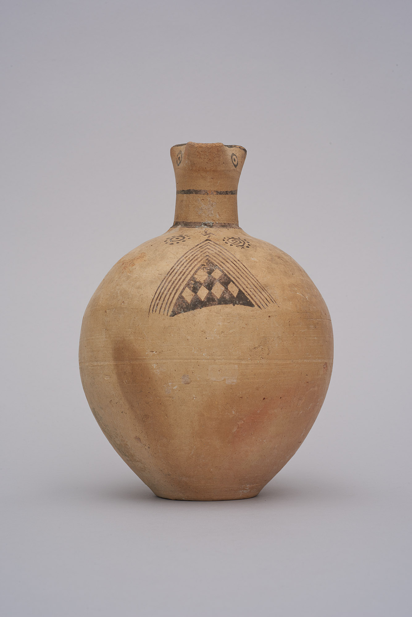 Kanne mit Kleeblattmündung der White Painted III Ware