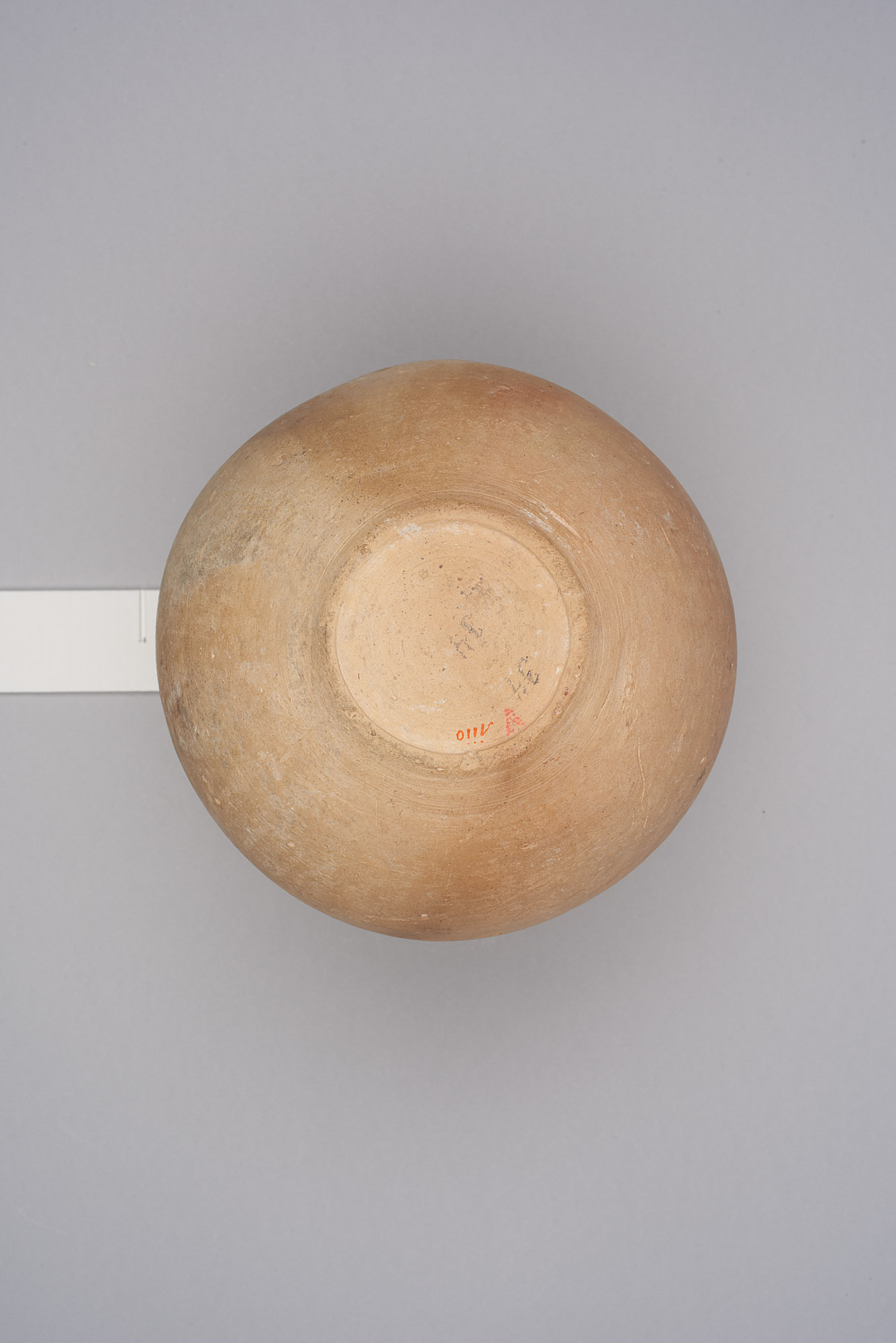 Kanne mit Kleeblattmündung der White Painted III Ware