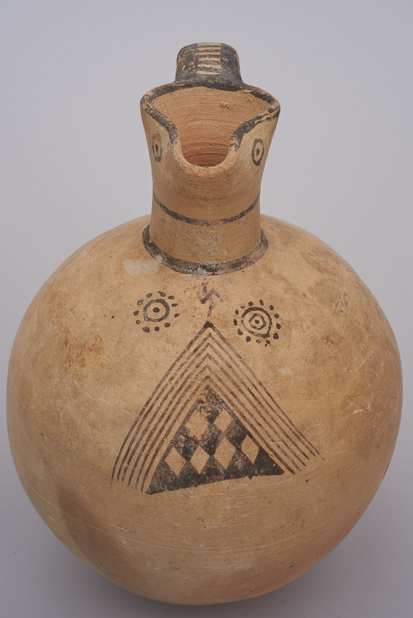 Kanne mit Kleeblattmündung der White Painted III Ware
