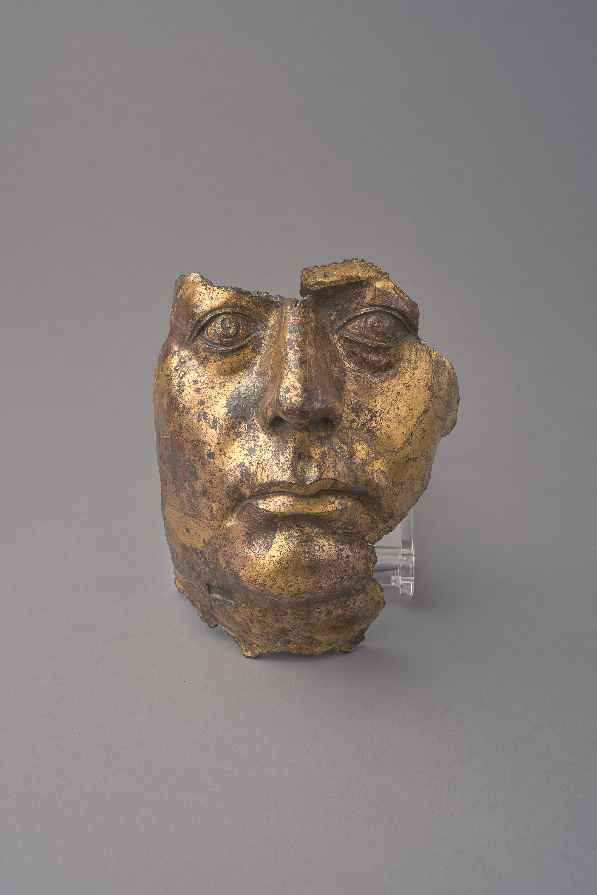 Fragmente von einer Statue: Kopffragment und Fingerfragment (zu Inv. VI 2441)