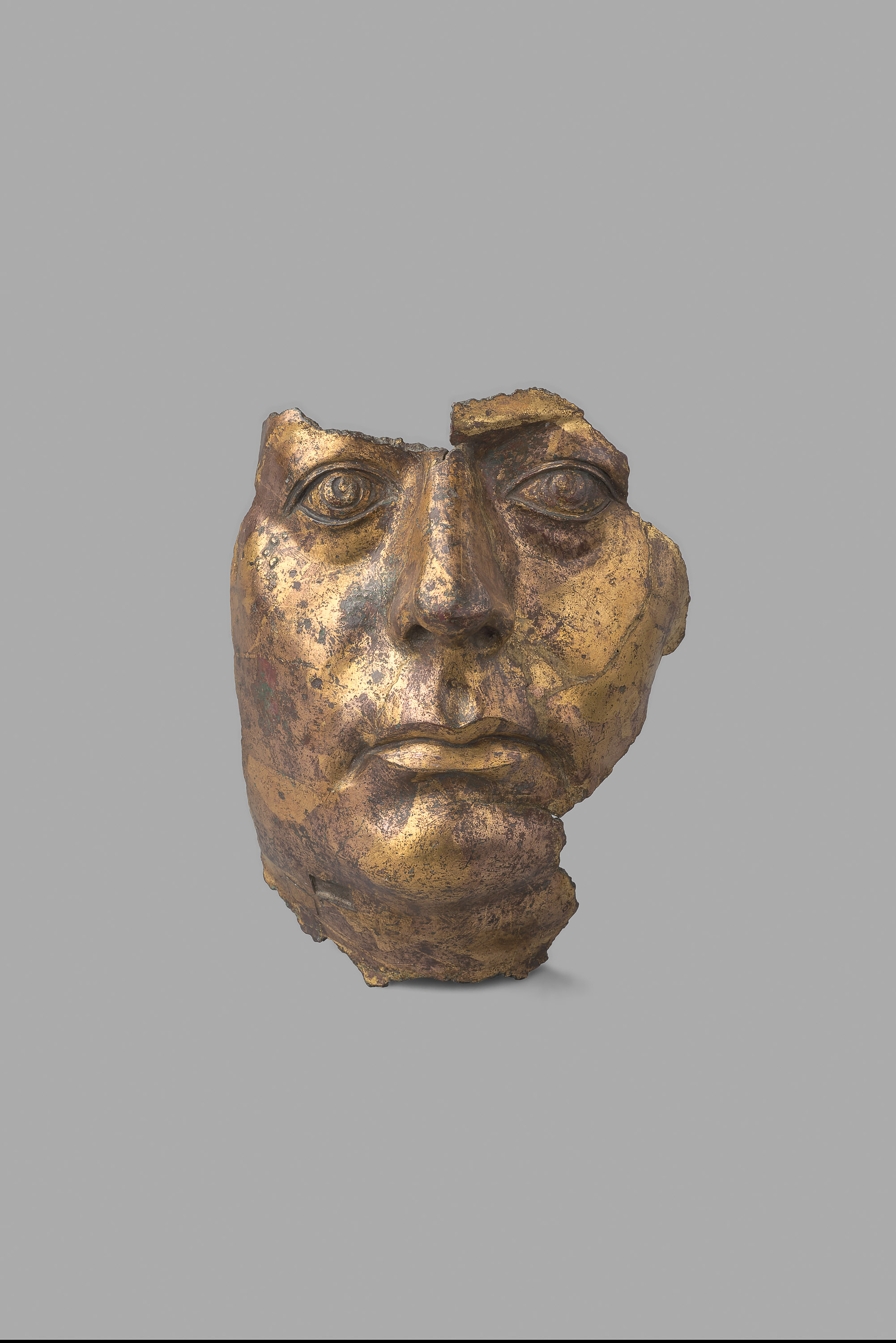 Fragmente von einer Statue: Kopffragment und Fingerfragment (zu Inv. VI 2441)