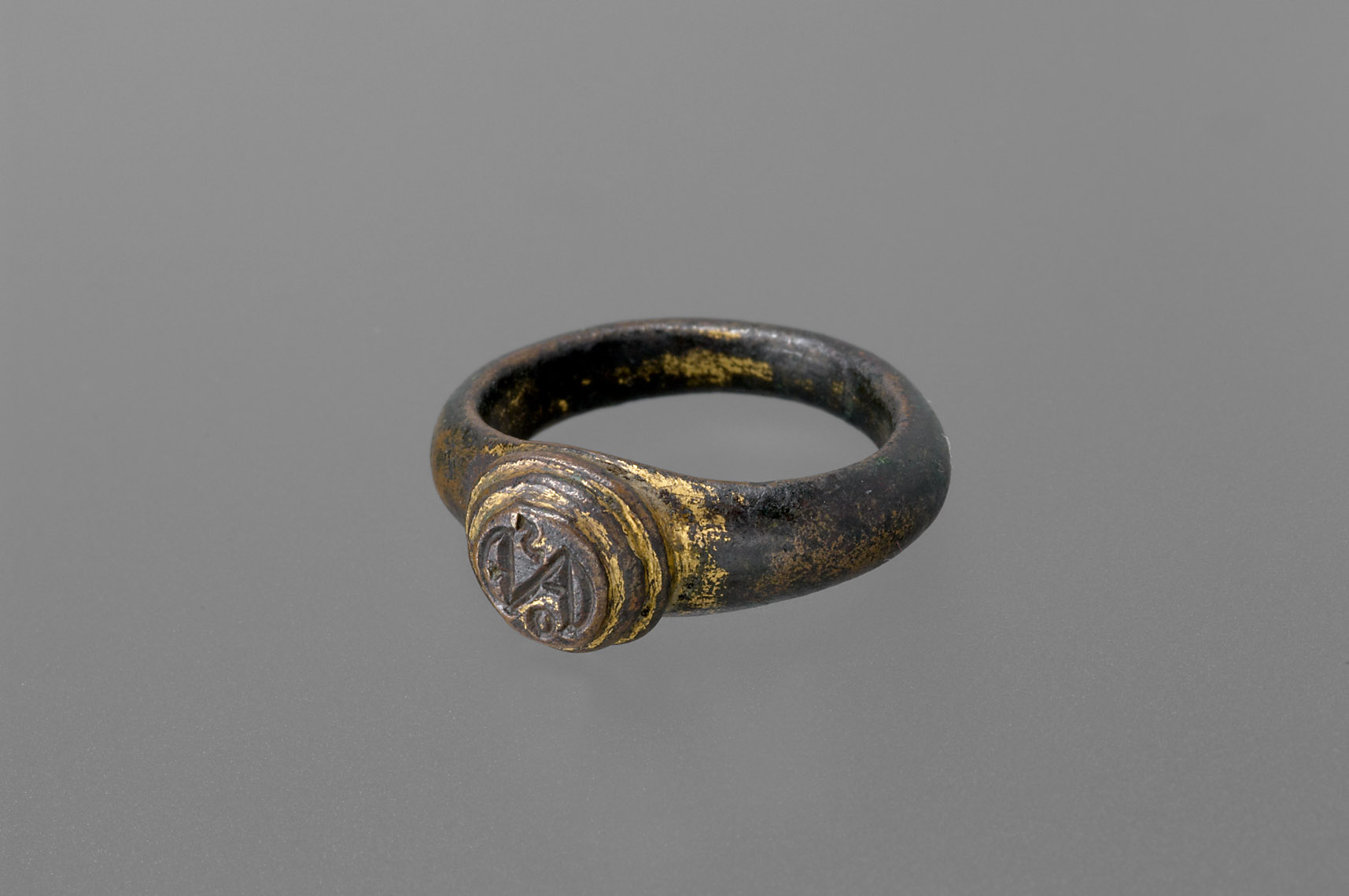 Fingerring mit Monogramm