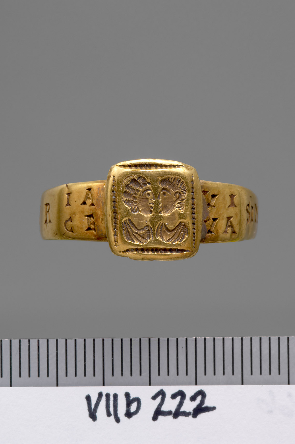 Fingerring mit Gravur: Doppelporträt und Inschrift