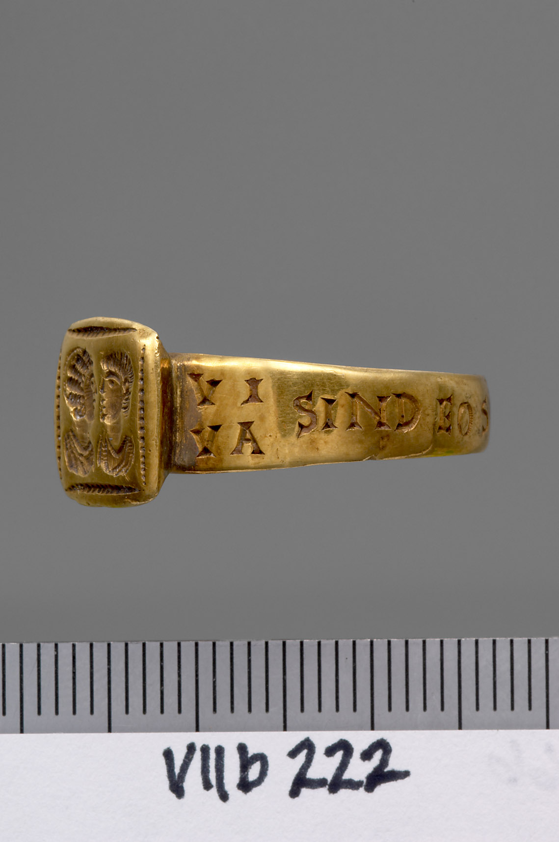 Fingerring mit Gravur: Doppelporträt und Inschrift