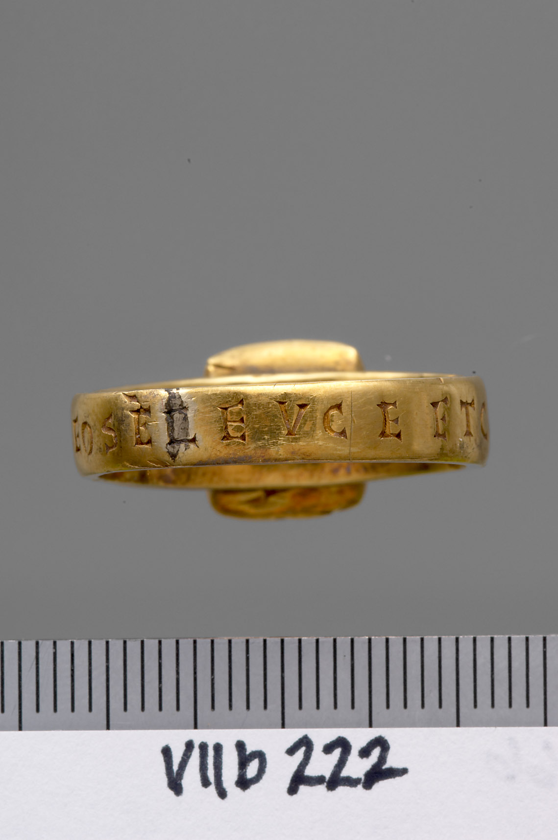 Fingerring mit Gravur: Doppelporträt und Inschrift