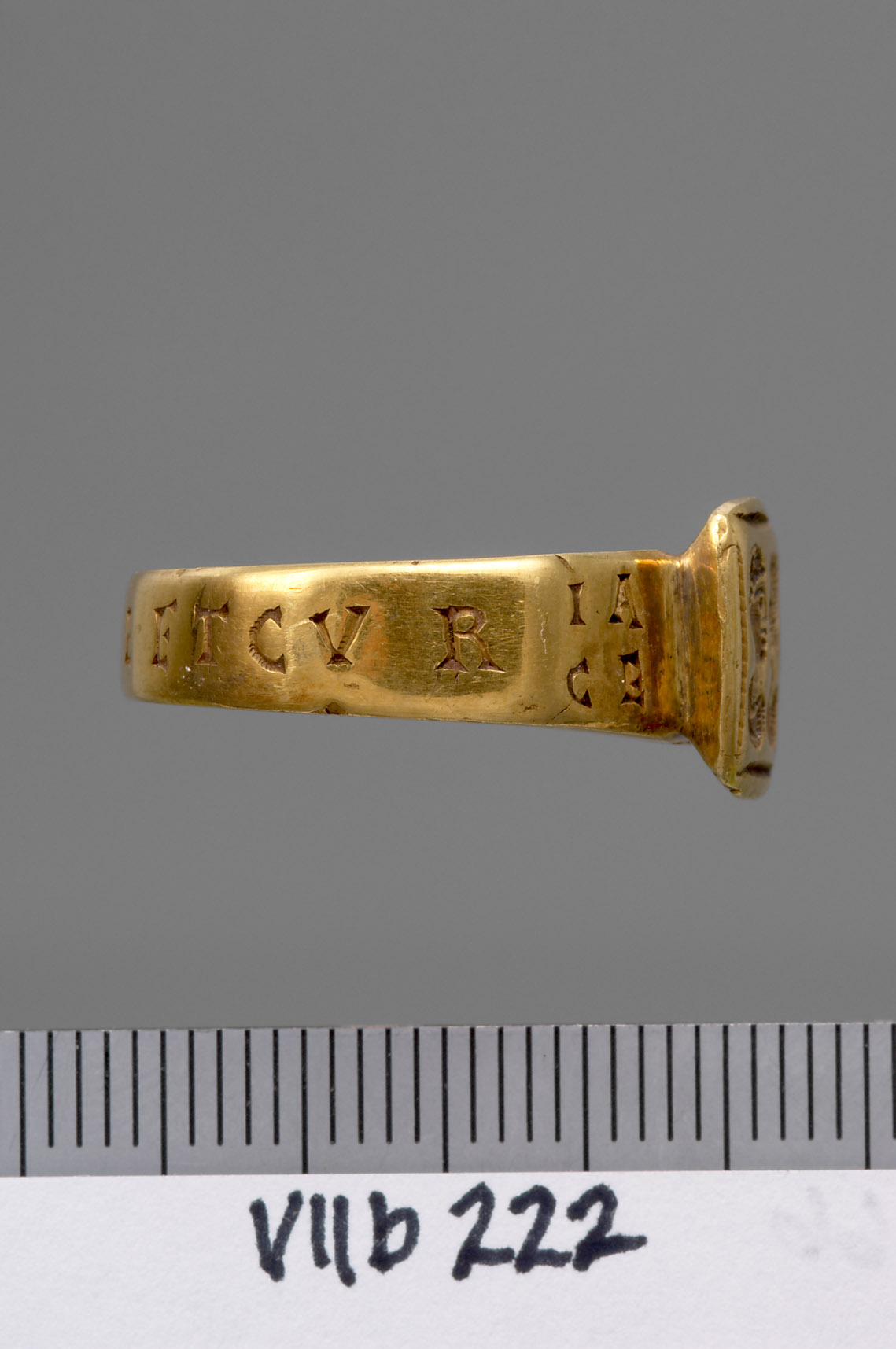 Fingerring mit Gravur: Doppelporträt und Inschrift