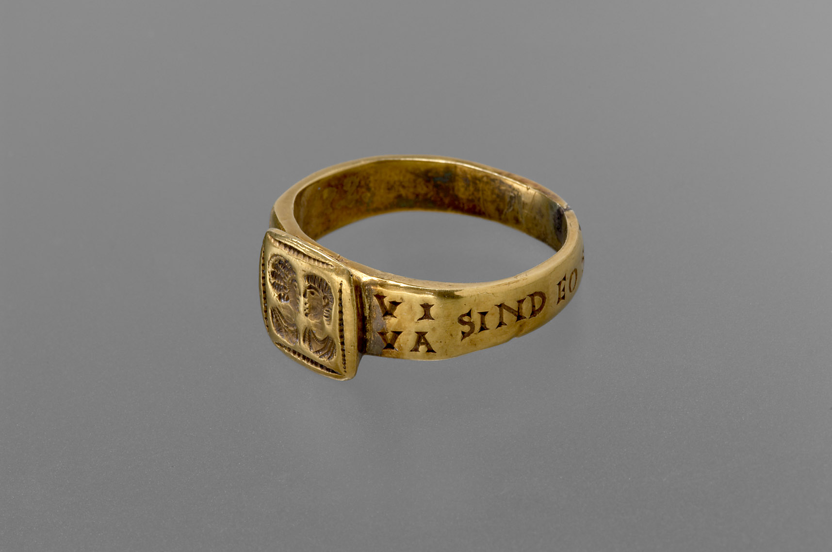 Fingerring mit Gravur: Doppelporträt und Inschrift