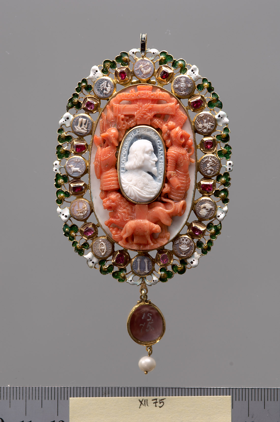 Medaillonkapsel mit Porträt Kaiser Ferdinands III. (VS); Porträt EH Leopold Wilhelm mit Devise (RS)