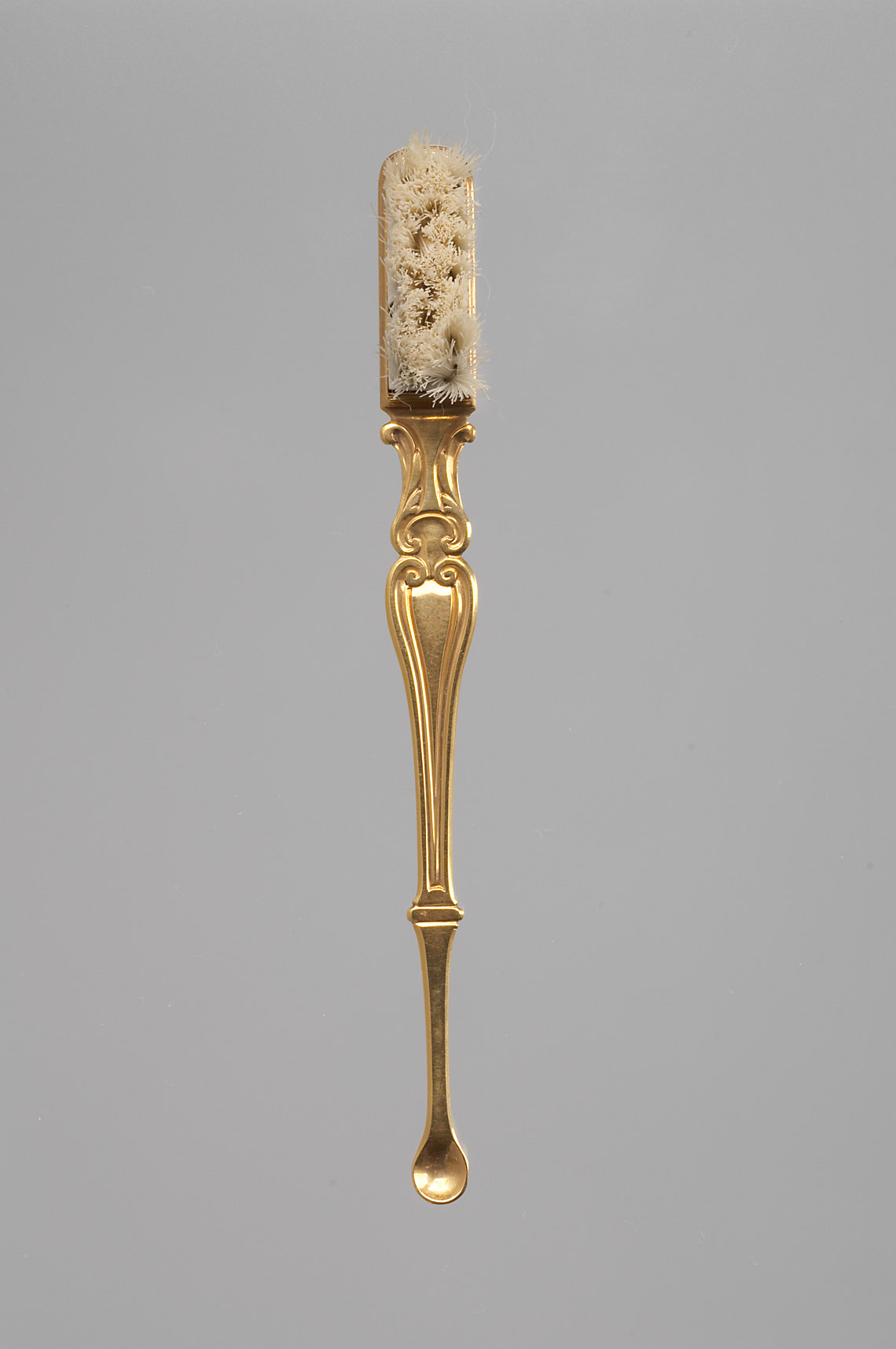 Zahnbürste mit Ohrlöffelchen der Toilettegarnitur des Kaisers Franz I.