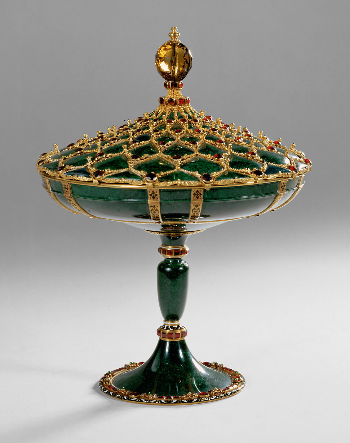 Tazza mit Deckel auf hohem Fuß