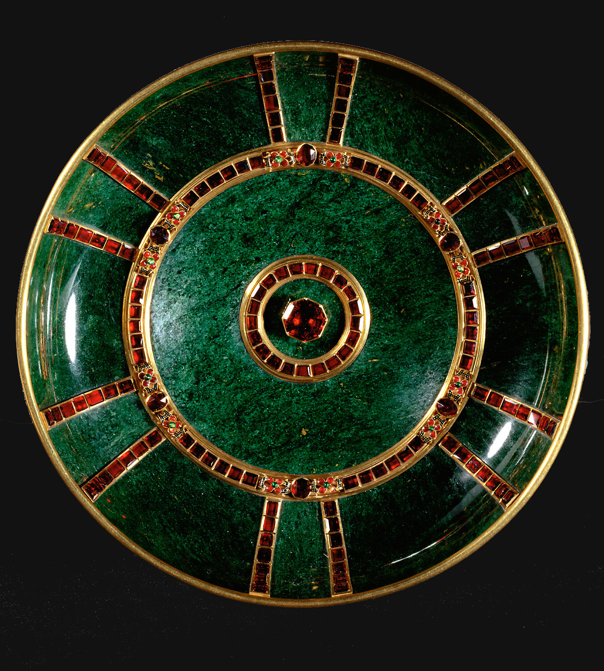 Tazza mit Deckel auf hohem Fuß