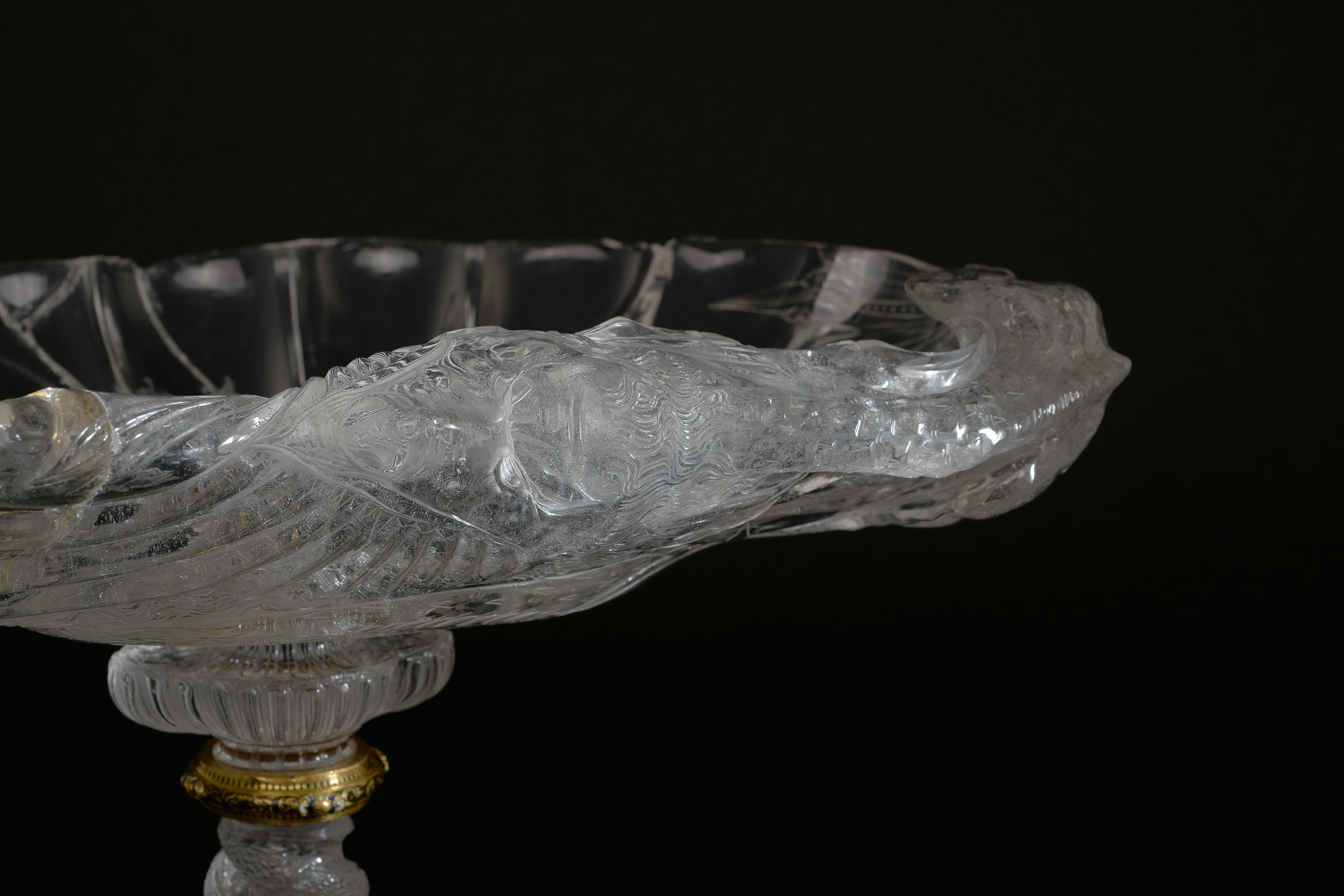 Muschelförmige Schale mit Drachen