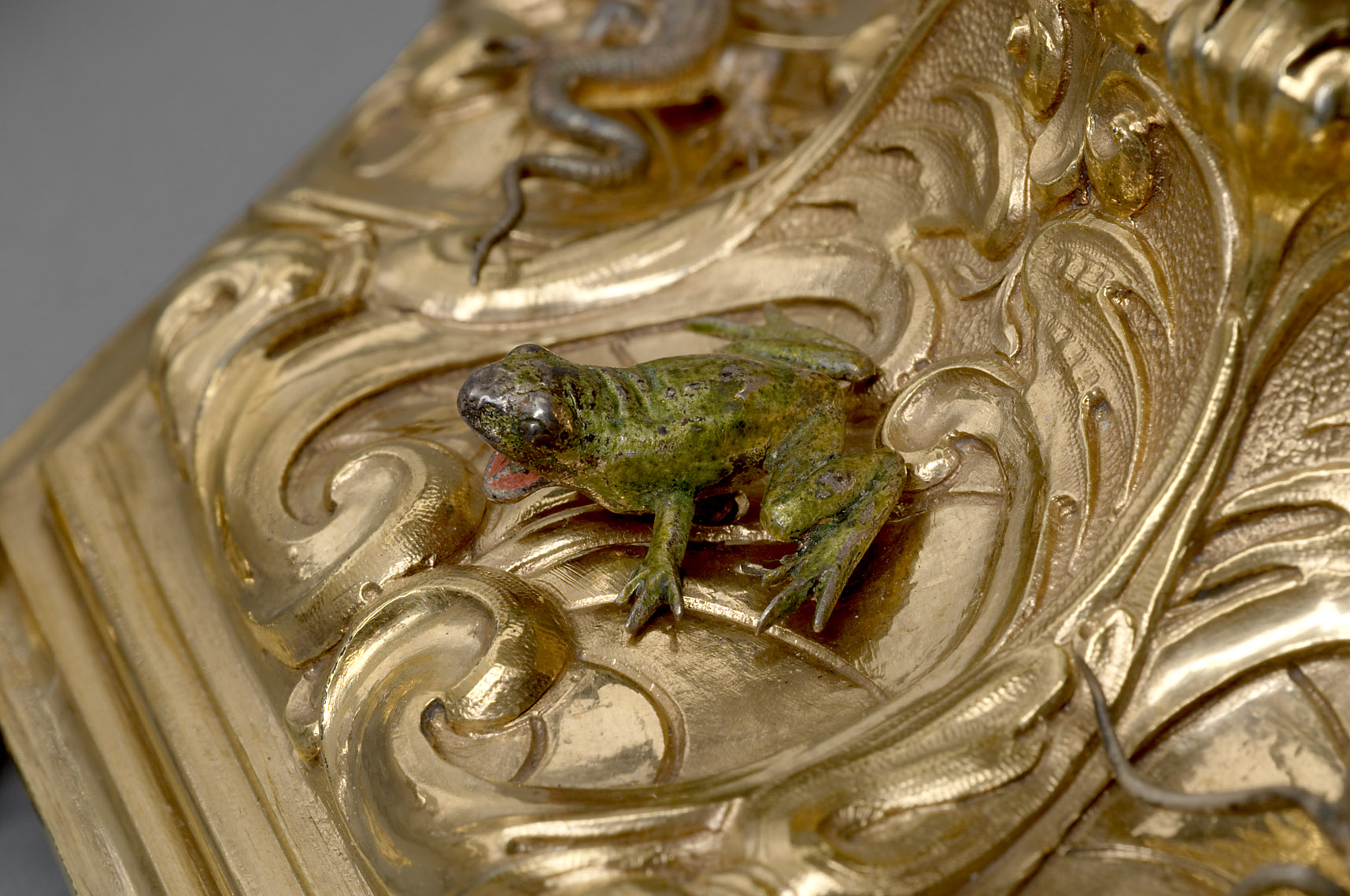 Deckelpokal aus Rhinozeroshorn mit Warzenschweinhauern
