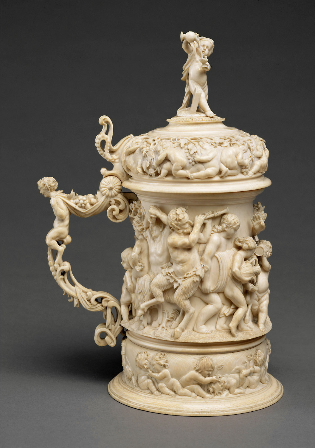 Deckelhumpen mit Bacchanal