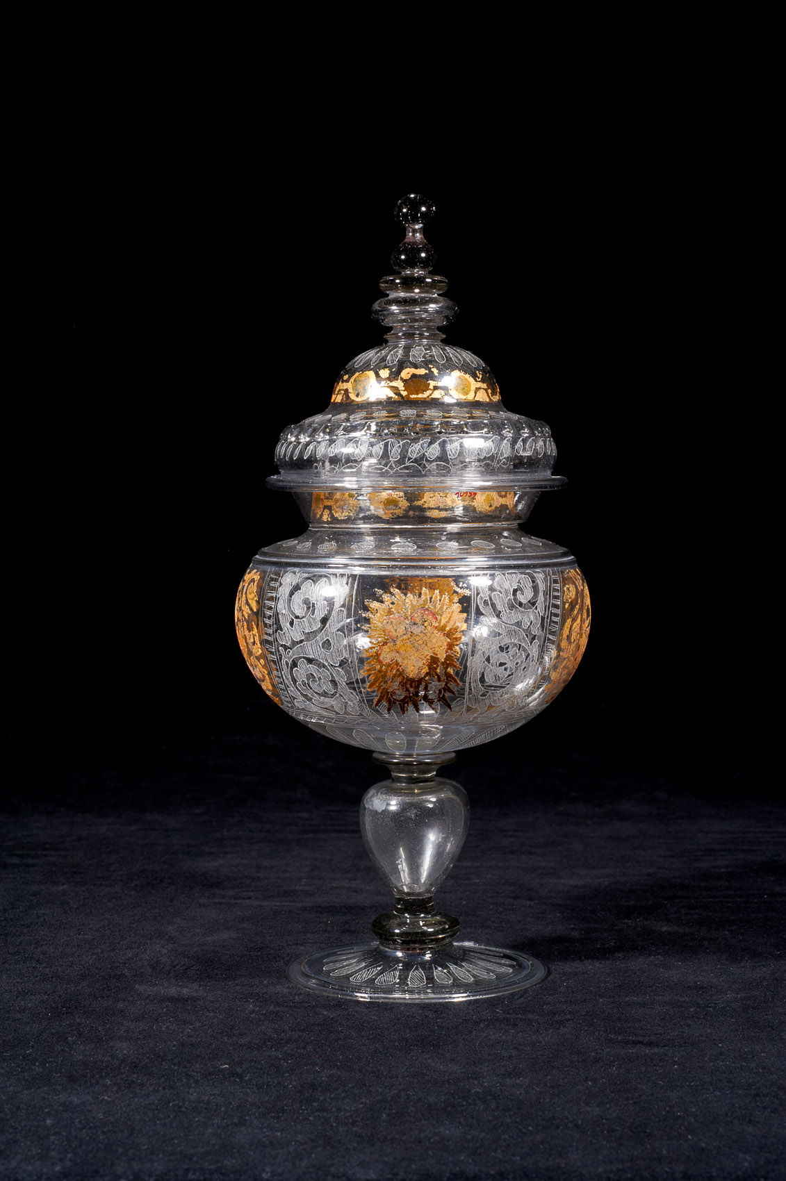 Vasenpokal mit gravierten und bemalten Köpfen