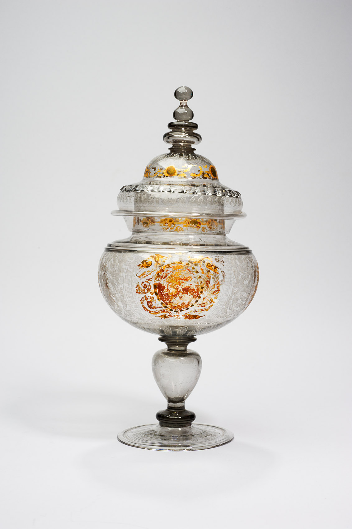 Vasenpokal mit gravierten und bemalten Köpfen
