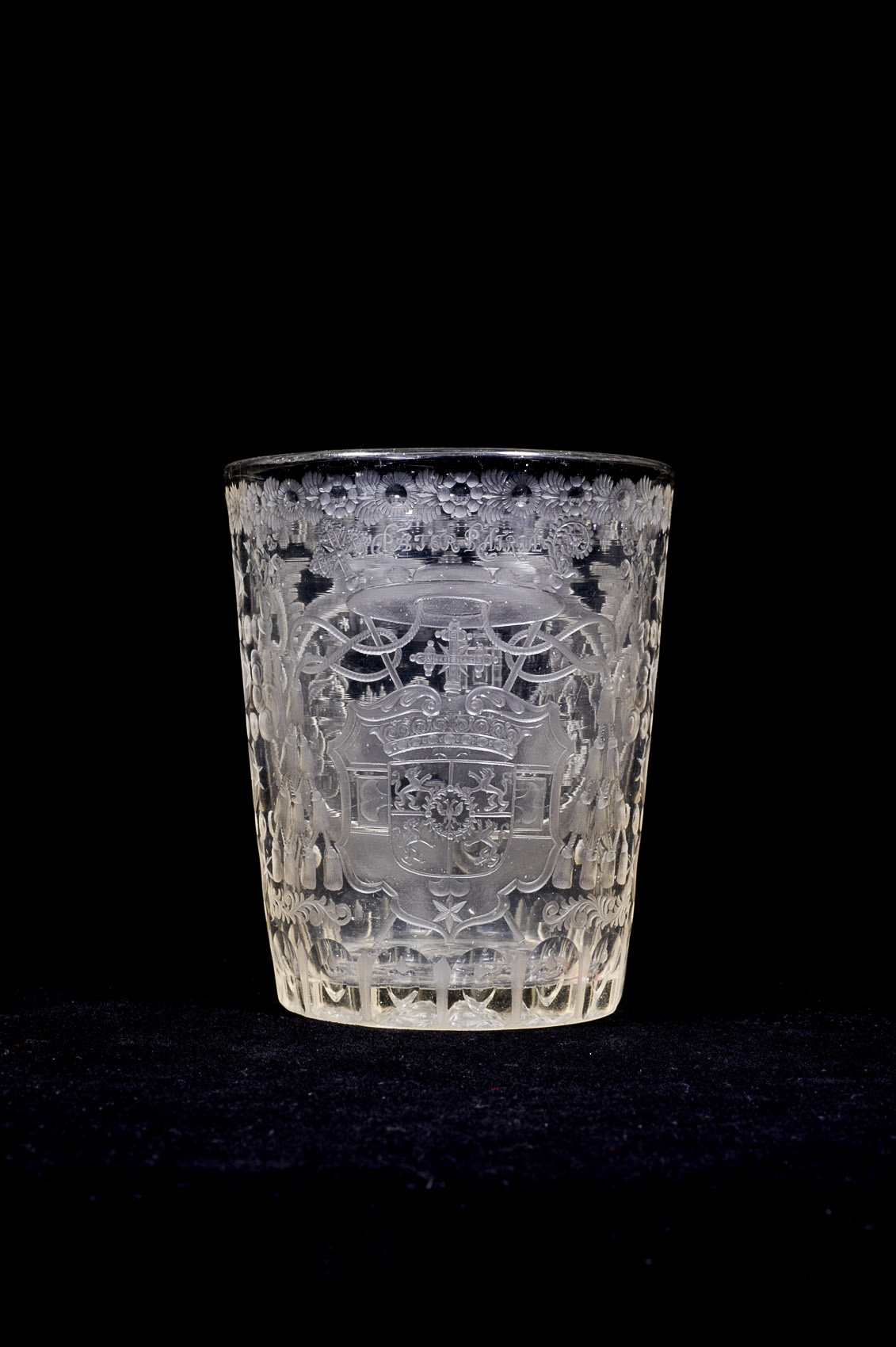 Becher mit dem Prager Sankt-Veits-Dom und Waldsteinwappen