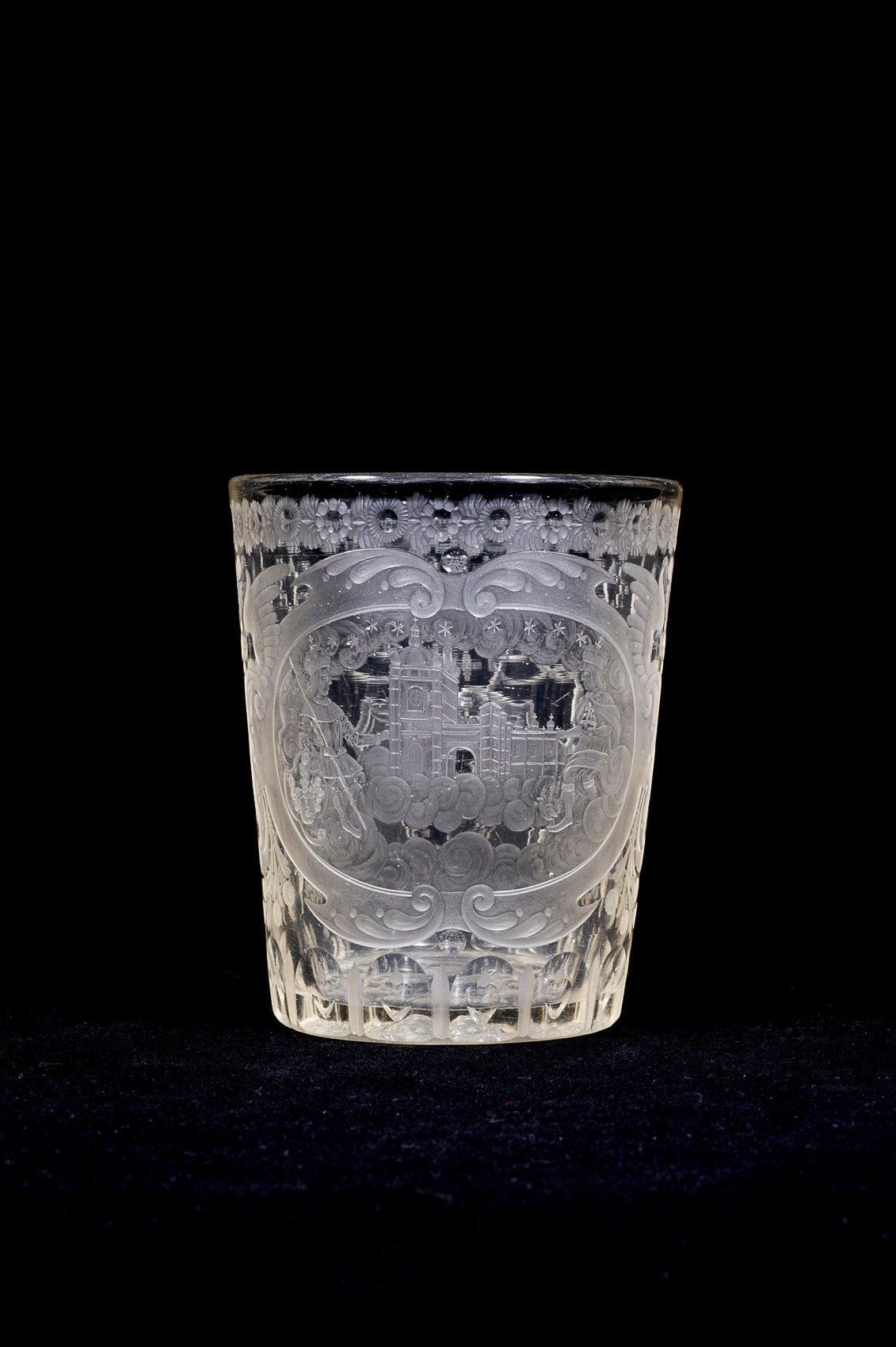 Becher mit dem Prager Sankt-Veits-Dom und Waldsteinwappen