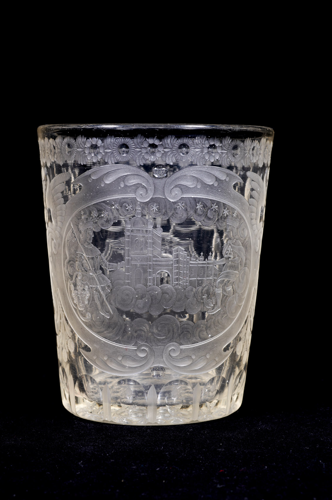 Becher mit dem Prager Sankt-Veits-Dom und Waldsteinwappen
