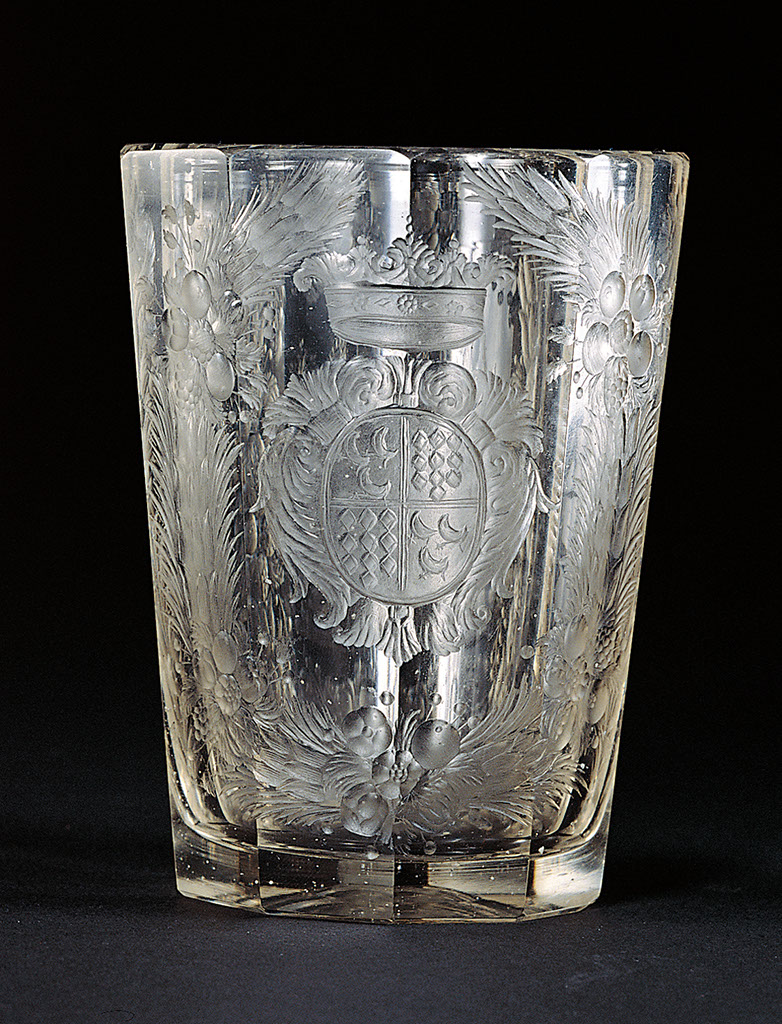 Becher mit Wappen der Grafen de la Fontaine und allegorischen Figuren