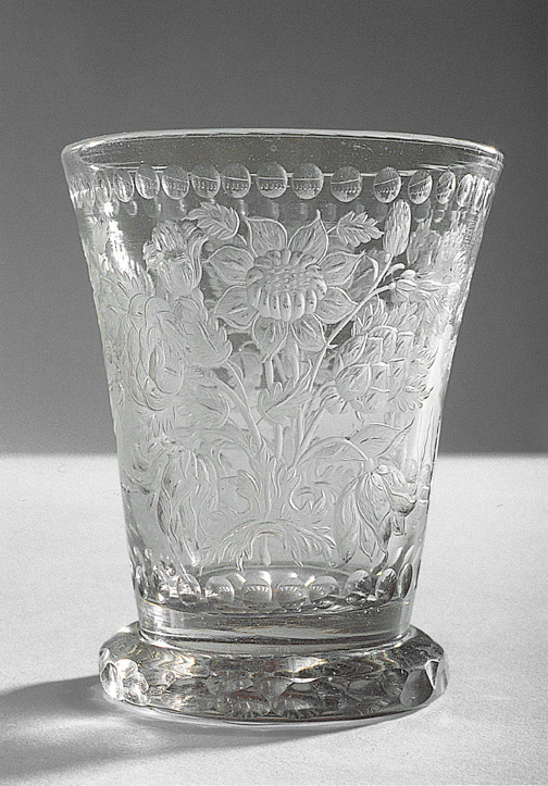 Becher mit polierten Barockblumen und Insekten