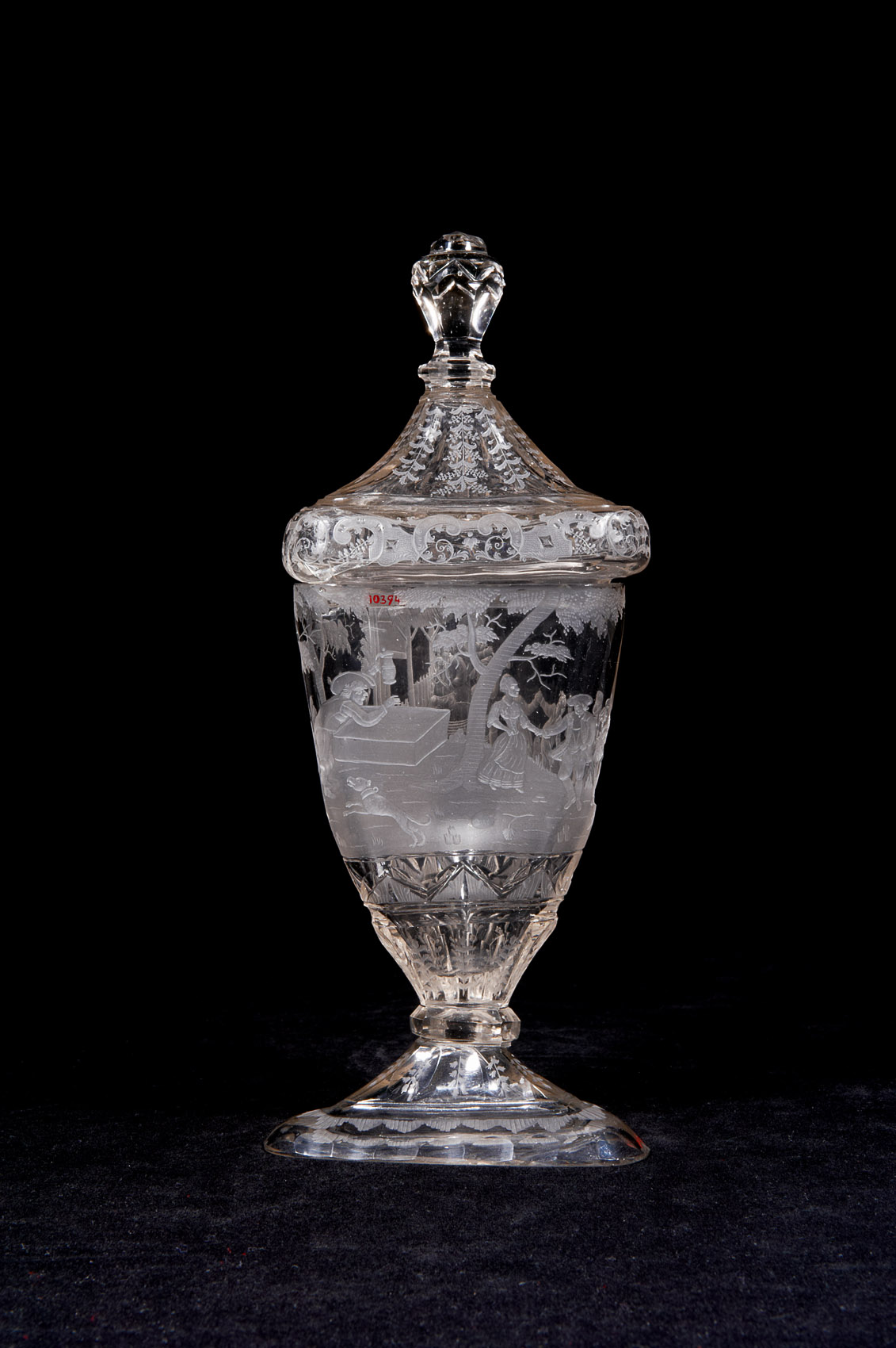 Dreikantiger Pokal mit niederländischem Bauerntanz