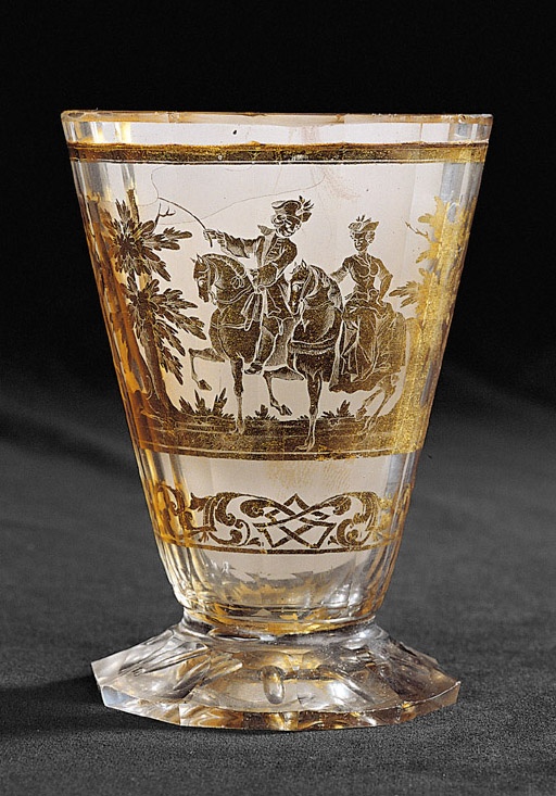 Zwischengold-Fußbecher mit höfischer Szene