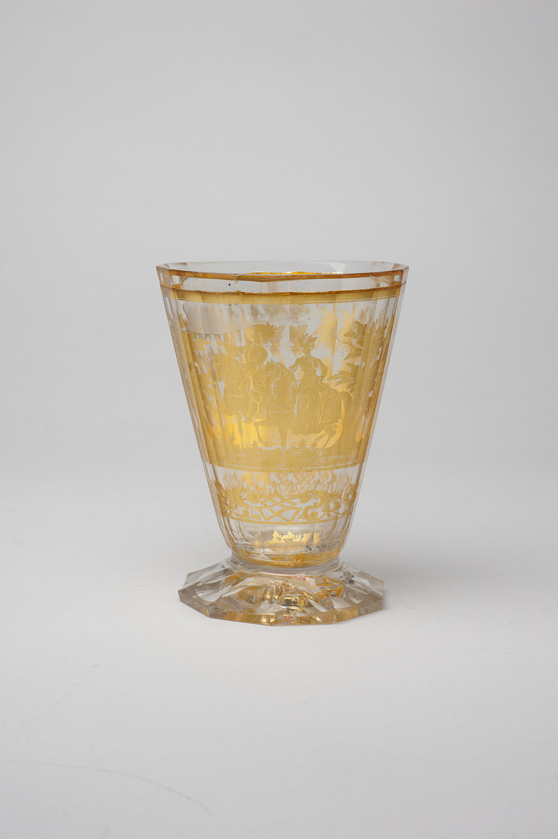 Zwischengold-Fußbecher mit höfischer Szene
