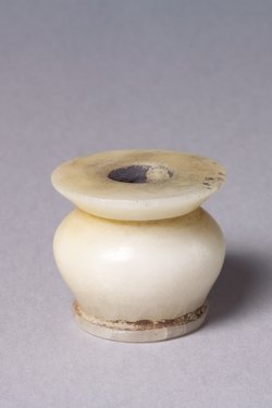 Kohl-Töpfchen mit Schminkeresten