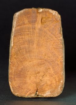 Obeliskenförmiger Behälter mit Osirisfigur