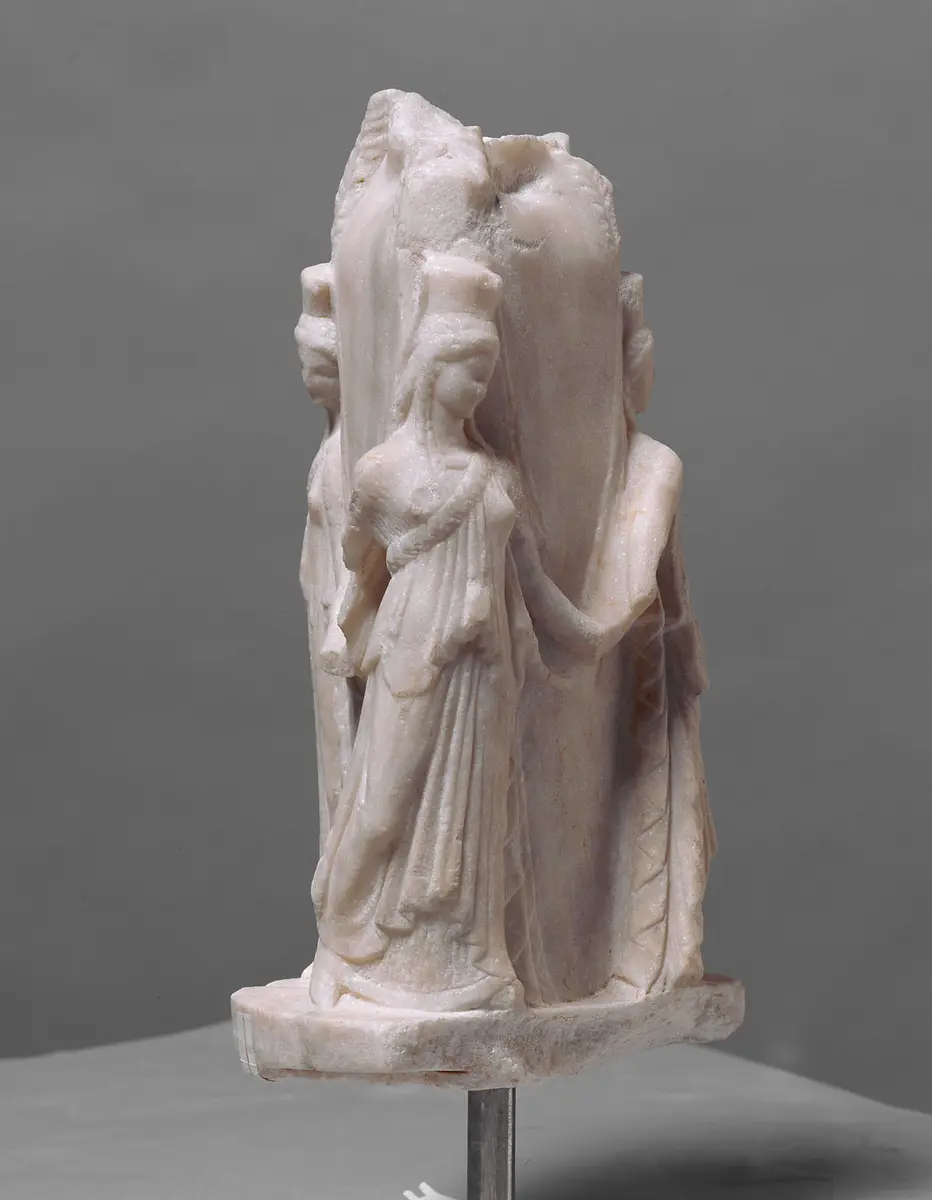 Hekataion: Dreigestaltige Hekate mit Chariten