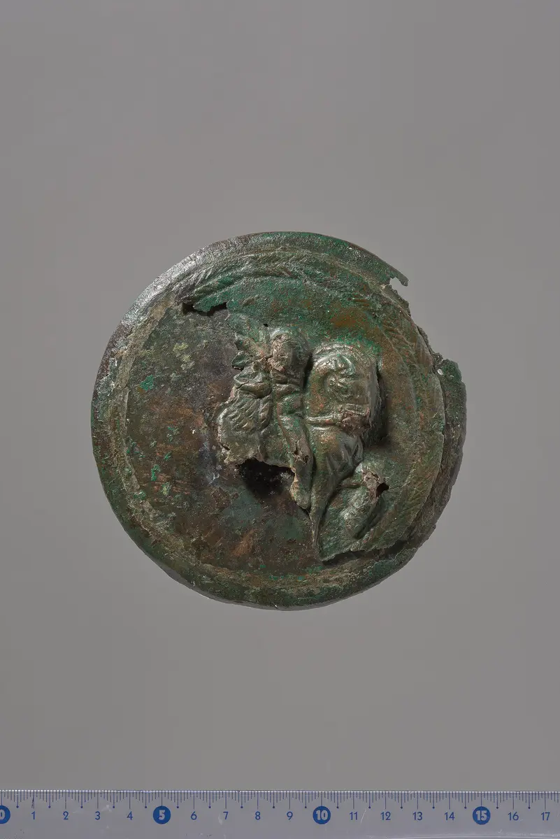 Teile eines Klappspiegels: Deckel mit Reliefapplik (siegreicher Reiter), Unterteil