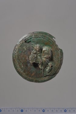 Teile eines Klappspiegels: Deckel mit Reliefapplik (siegreicher Reiter), Unterteil