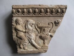 Fragment einer Sima: Satyrknabe auf Panther vor Kantharos