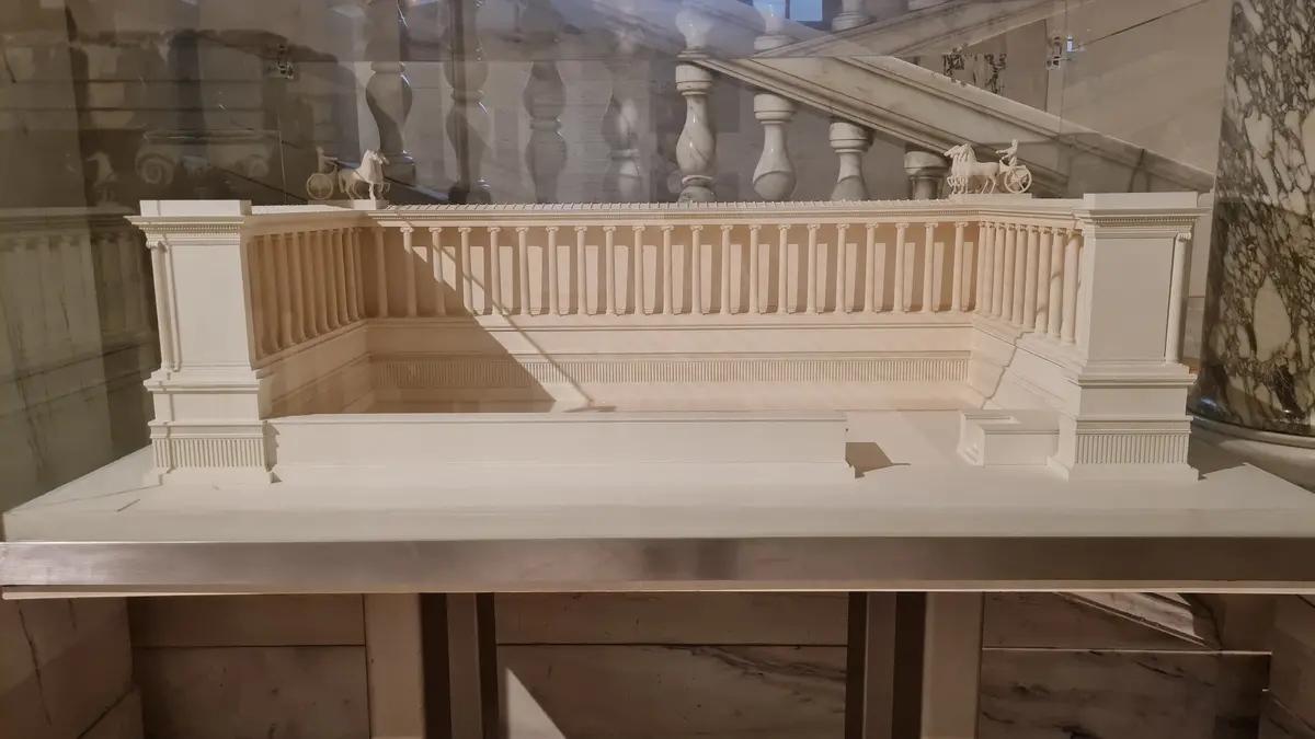 Modell des Artemisionaltares.Plexiglas, weiß gespritzt