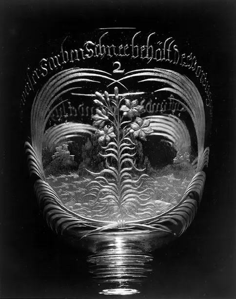 Deckelpokal mit Lilie und Garten