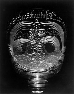 Deckelpokal mit Lilie und Garten