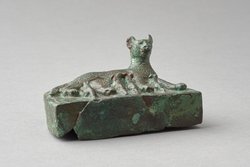 Liegende Katze mit vier Jungen