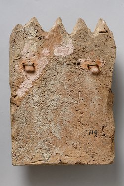 Rechte Hälfte einer Aufsatzplatte mit Darstellung einer Besfigur zwischen ruhenden Sphingen: Männlicher Sphinx