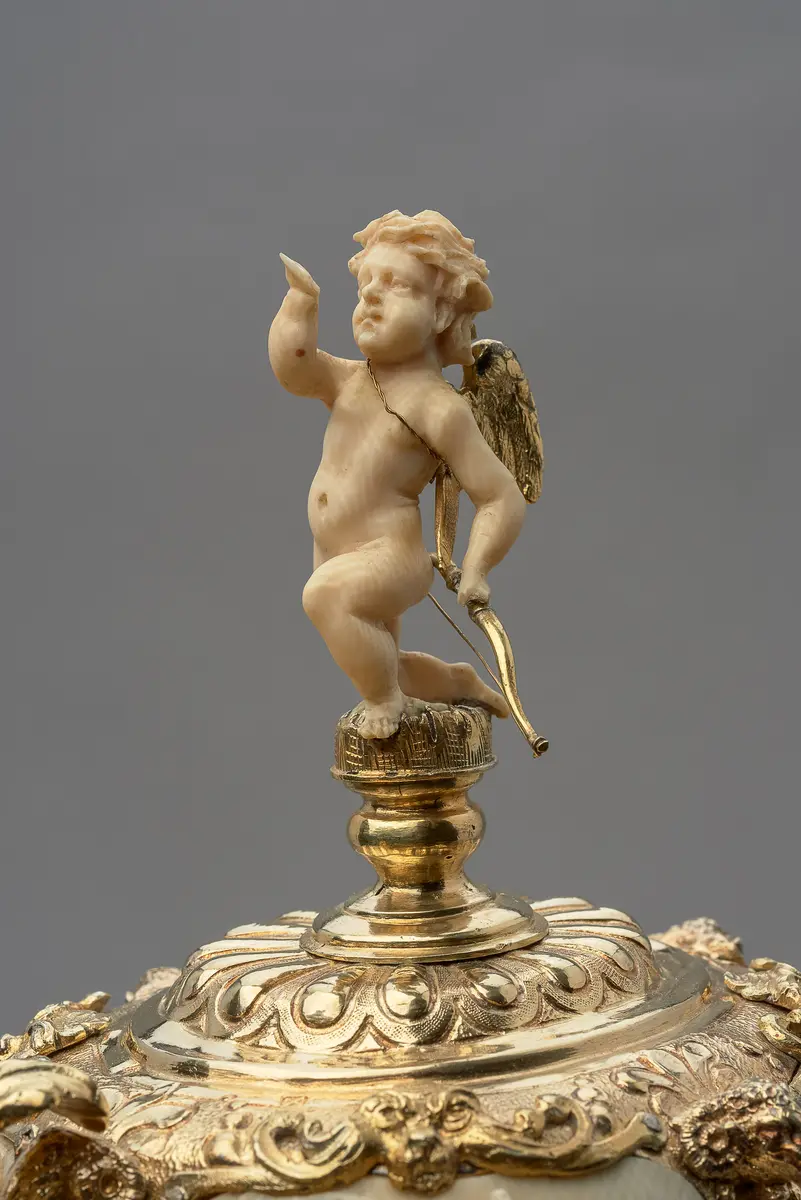 Deckelhumpen aus Elfenbein mit Bacchanal und mythologischen Szenen
