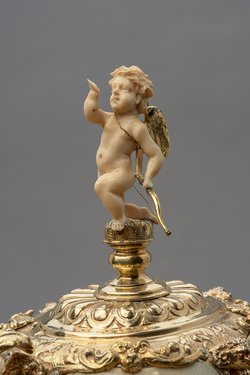 Deckelhumpen aus Elfenbein mit Bacchanal und mythologischen Szenen