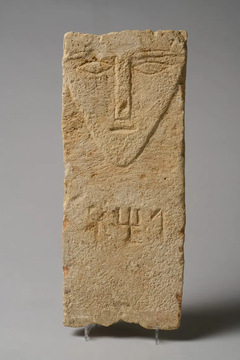 Gesichtsstele mit Inschrift